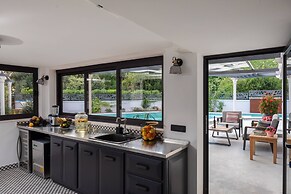 Stunning Villa Scorpaena w swimming pool