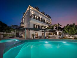 Stunning Villa Scorpaena w swimming pool