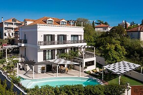 Stunning Villa Scorpaena w swimming pool