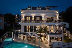 Stunning Villa Scorpaena w swimming pool