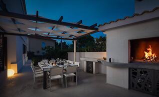 Stunning Villa Scorpaena w swimming pool