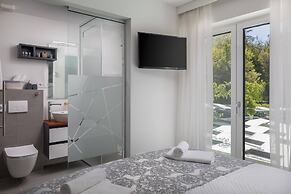 Stunning Villa Scorpaena w swimming pool