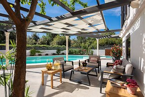 Stunning Villa Scorpaena w swimming pool