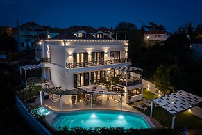 Stunning Villa Scorpaena w swimming pool