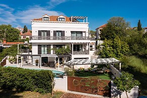 Stunning Villa Scorpaena w swimming pool