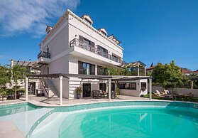 Stunning Villa Scorpaena w swimming pool