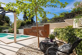 Stunning Villa Scorpaena w swimming pool