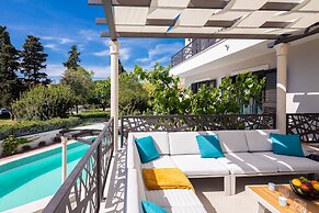 Stunning Villa Scorpaena w swimming pool