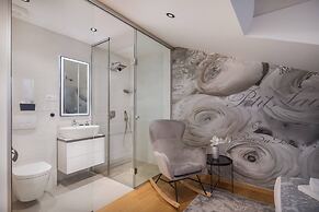 Stunning Villa Scorpaena w swimming pool