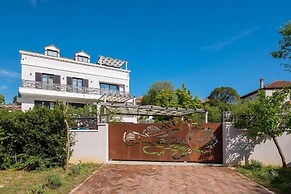 Stunning Villa Scorpaena w swimming pool