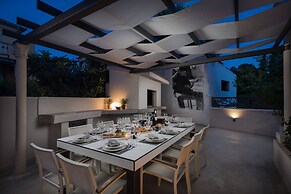 Stunning Villa Scorpaena w swimming pool