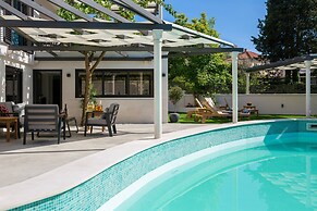 Stunning Villa Scorpaena w swimming pool