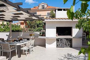 Stunning Villa Scorpaena w swimming pool