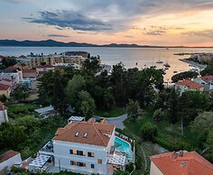 Stunning Villa Scorpaena w swimming pool