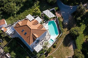 Stunning Villa Scorpaena w swimming pool