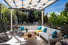 Stunning Villa Scorpaena w swimming pool