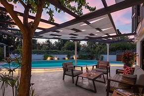 Stunning Villa Scorpaena w swimming pool