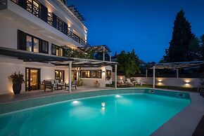 Stunning Villa Scorpaena w swimming pool