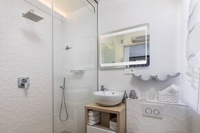 Stunning Villa Scorpaena w swimming pool