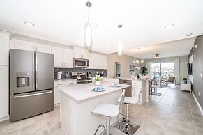 Elegant 2bed Condo in Storey Lake Prime Location