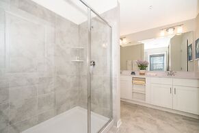 Elegant 2bed Condo in Storey Lake Prime Location