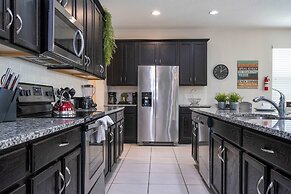 Beautiful 5 Bed Home in Solara With Private Pool