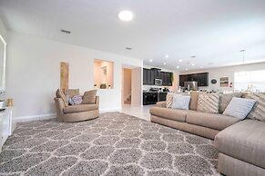 Beautiful 5 Bed Home in Solara With Private Pool