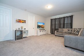 Beautiful 5 Bed Home in Solara With Private Pool