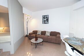 Superb Parisian Apartment / Pere Lachaise