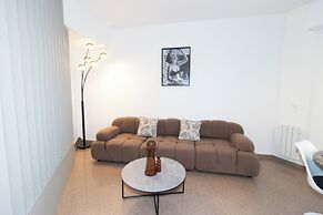 Superb Parisian Apartment / Pere Lachaise