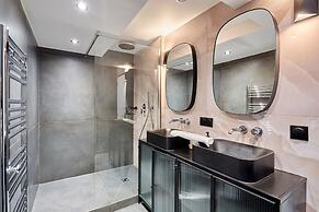 Superb Parisian Apartment / Pere Lachaise