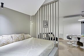 Superb Parisian Apartment / Pere Lachaise