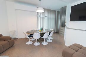 Superb Parisian Apartment / Pere Lachaise