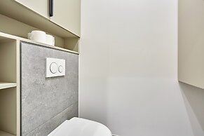 Superb Parisian Apartment / Pere Lachaise