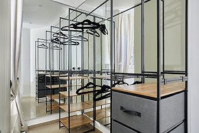 Superb Parisian Apartment / Pere Lachaise