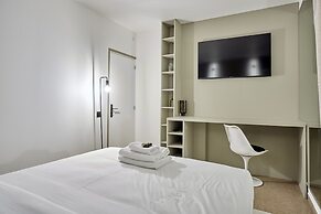 Superb Parisian Apartment / Pere Lachaise