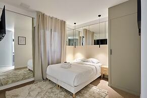 Superb Parisian Apartment / Pere Lachaise