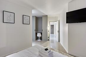 Superb Parisian Apartment / Pere Lachaise