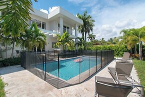 Luxurious Beach Retreat w/ Heated Pool&basketball
