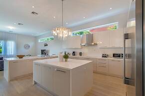 Luxurious Beach Retreat w/ Heated Pool&basketball