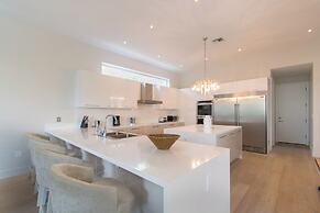 Luxurious Beach Retreat w/ Heated Pool&basketball