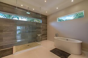 Luxurious Beach Retreat w/ Heated Pool&basketball