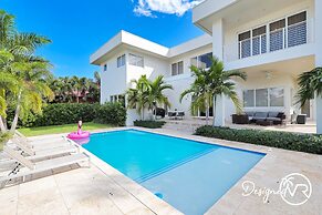 Luxurious Beach Retreat w/ Heated Pool&basketball