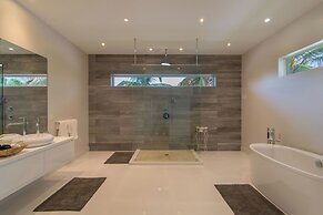 Luxurious Beach Retreat w/ Heated Pool&basketball