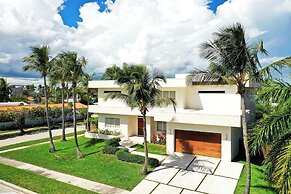 Luxurious Beach Retreat w/ Heated Pool&basketball