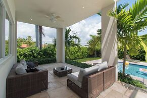 Luxurious Beach Retreat w/ Heated Pool&basketball