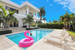 Luxurious Beach Retreat w/ Heated Pool&basketball