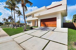 Luxurious Beach Retreat w/ Heated Pool&basketball