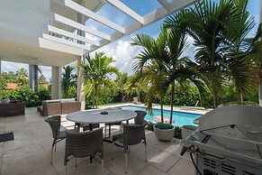 Luxurious Beach Retreat w/ Heated Pool&basketball