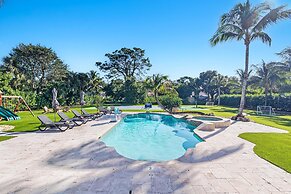 Luxurious 7-Bedroom Villa with Pool & Games